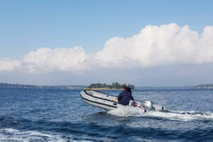 Jan Laurenz unterwegs in einem Motorboot auf der Ostsee
