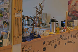 Tresen im Museumscafe mit Kaffee und Kuchen