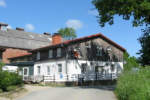 Außenansicht des Eiszeitmuseums im Sommer