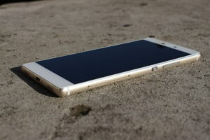 Smartphone im Sand Foto: von pestoverde lizensiert unter CC BY 2.0