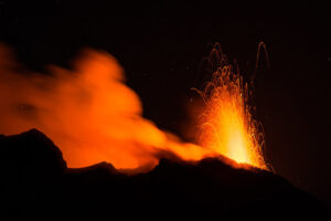 Ausbruch einer Lavafontäne auf dem Stromboli. Foto: kuhnmi lizensiert unter CC BY 2.0