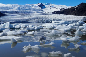 Gletschersee mit Gletscher im Hintergrund