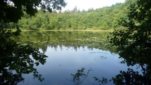 Aussicht auf den Grundlosen See in den Strezer Bergen, in der Umgebung des Eiszeitmuseums